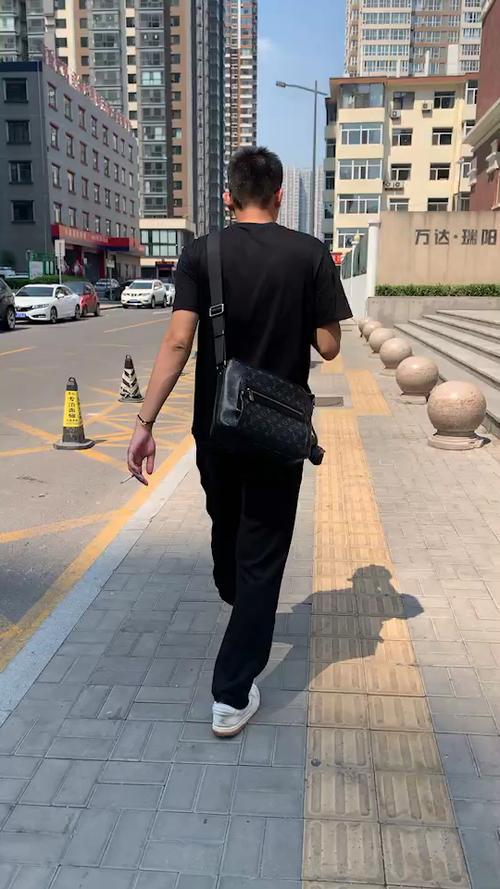 男士背什么包
