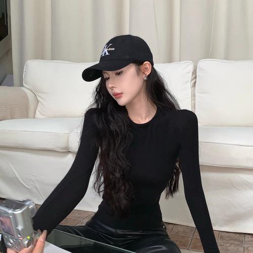 女生黑色t恤配什么裤子