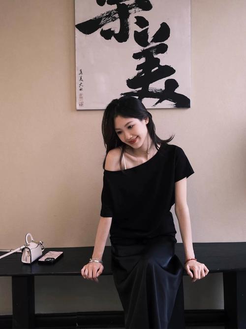 女生黑色t恤配什么裤子