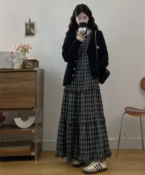 背心格子连衣裙怎么搭配外套好看