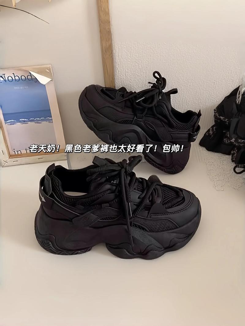 黑色鞋配什么颜色袜子