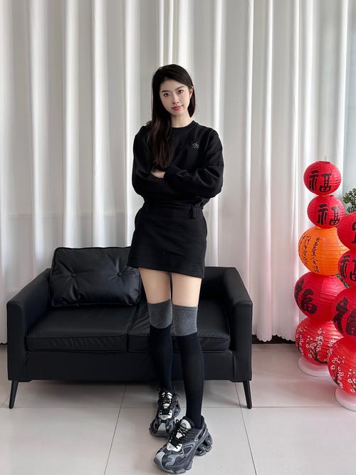 黑色鞋配什么颜色袜子