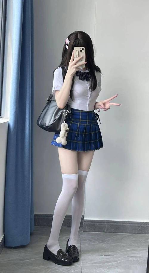 百褶裙和长袜怎么搭配图片