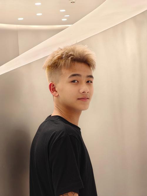 男生头发染什么颜色好看