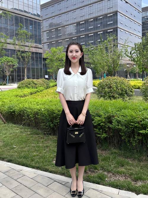 黑裙子配什么颜色上衣