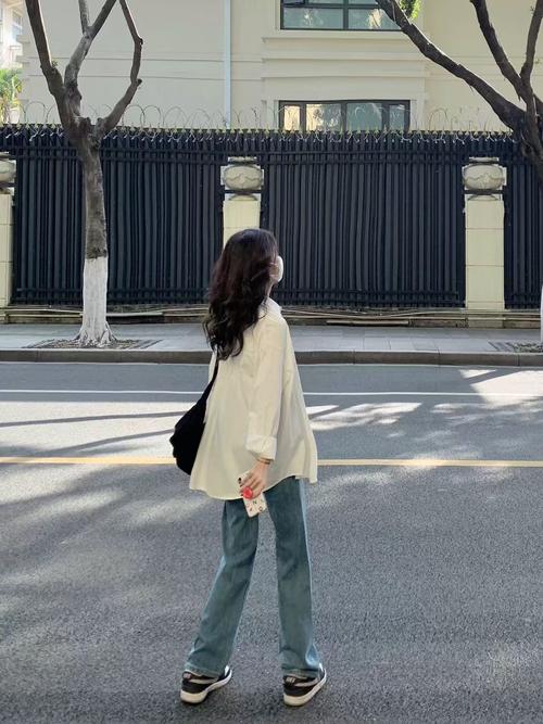 白色休闲长款上衣怎么搭配图片欣赏