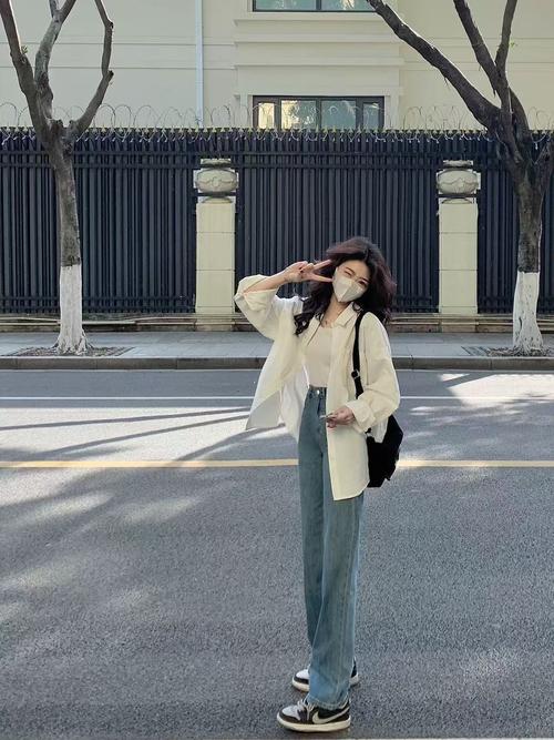 白色休闲长款上衣怎么搭配图片欣赏