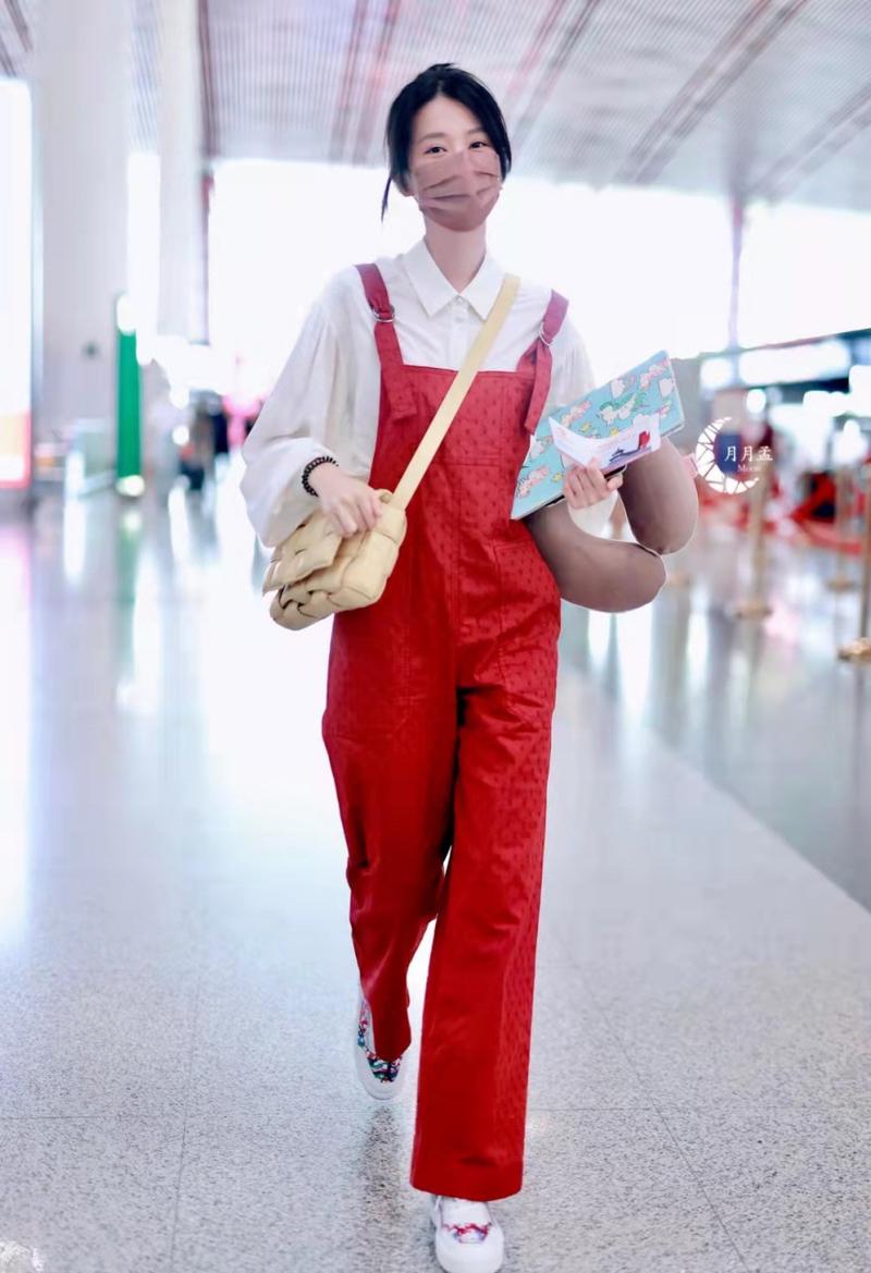 白色裤子和红色鞋子怎么搭配衣服好看图片