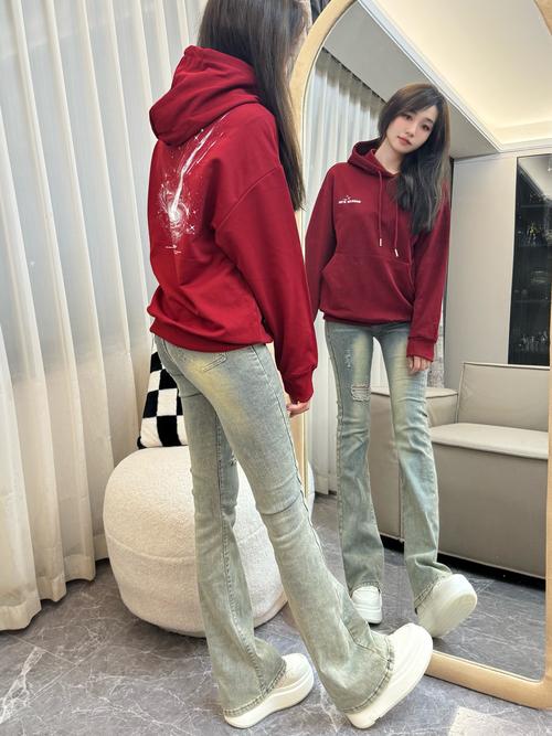 白色裤子和红色鞋子怎么搭配衣服