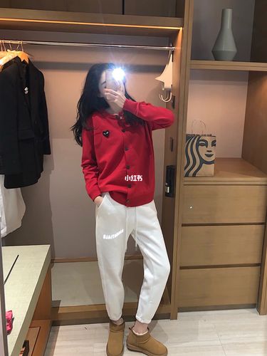 白色裤子和红色鞋子怎么搭配