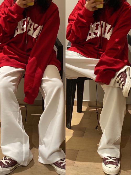 白色裤子和红色鞋子怎么搭配