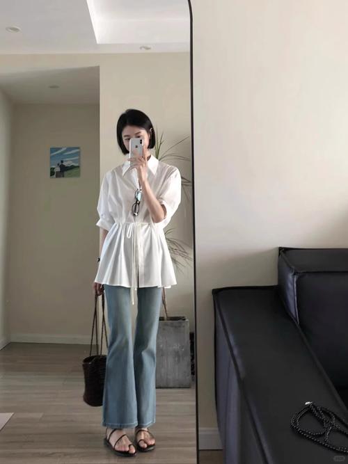 白色长款休闲上衣怎么搭配图片欣赏