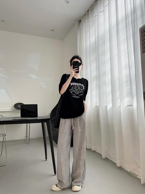 黑白条裤子配什么上衣