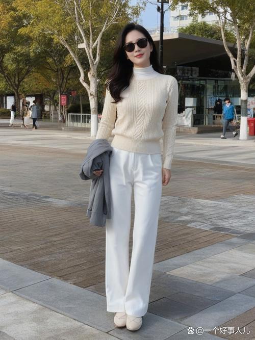 米白色衣服配什么裤子