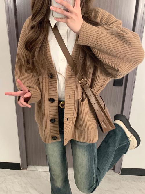 针织开衫里边怎么搭配什么