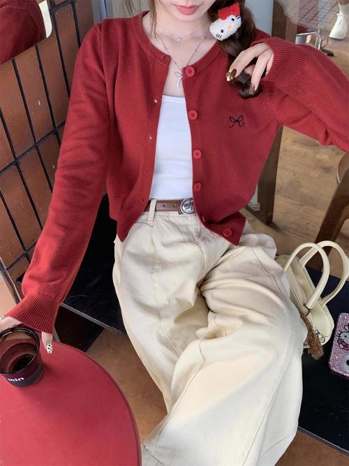 针织开衫里边怎么搭配