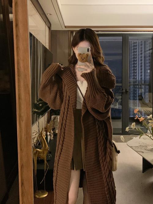 针织长款的开衫毛衣怎么搭配什么裤子好看吗