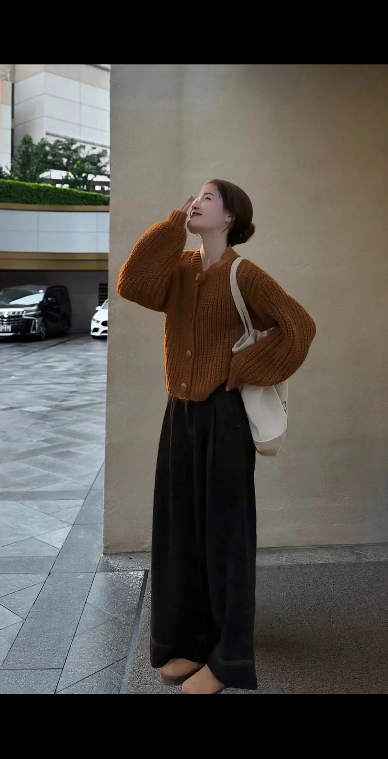 针织长款的开衫毛衣怎么搭配什么裤子好看