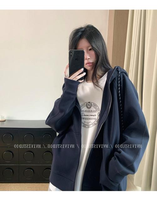 圆领休闲衣怎么搭配图片