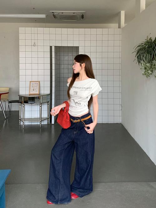有字上衣怎么搭配衣服好看
