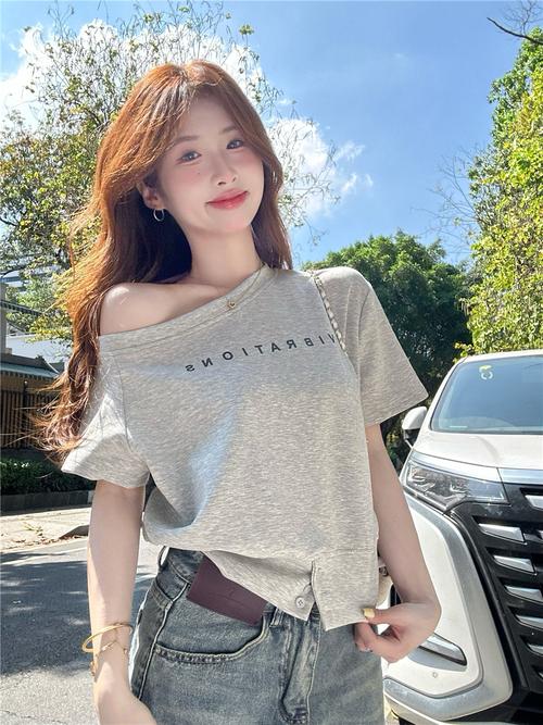 有字上衣怎么搭配衣服