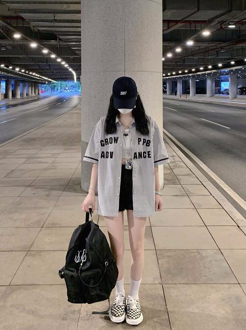 有字上衣怎么搭配衣服