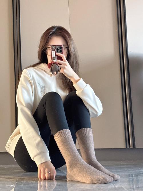 学生冬天袜子怎么搭配衣服