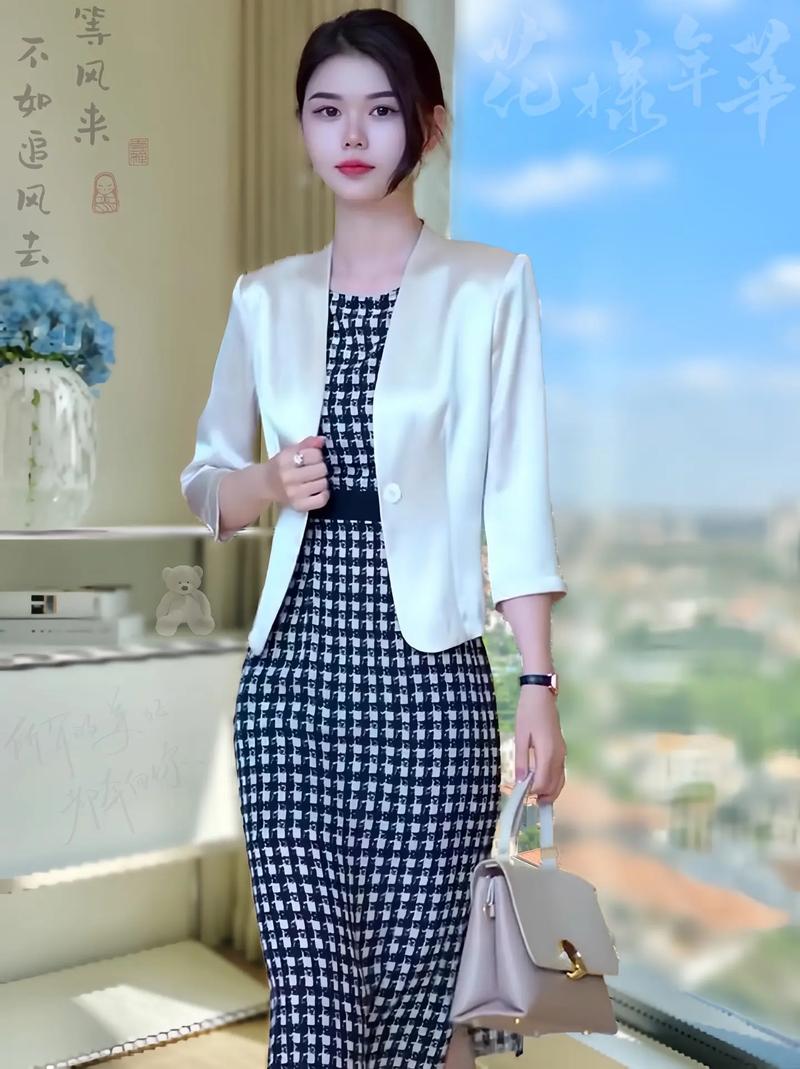 休闲修身连衣裙中长款外套怎么搭配