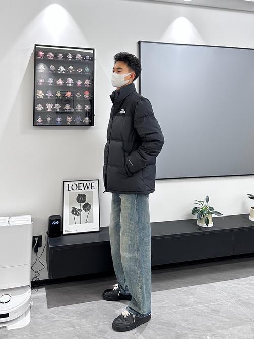休闲男羽绒服怎么搭配