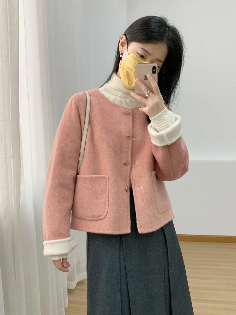 休闲粉色风衣怎么搭配