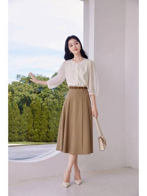 下身白色长裙怎么搭配衣服好看图片