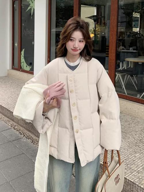 白色羽绒服配什么围巾