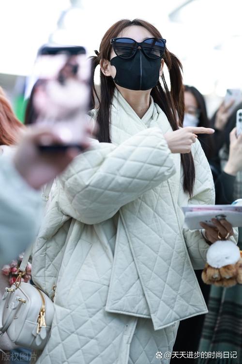 白色羽绒服配什么围巾
