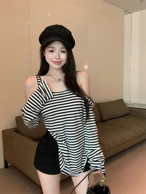 条纹挖肩上衣怎么搭配