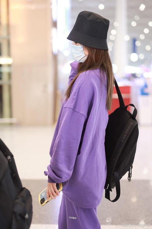 紫色衣服配什么颜色好看