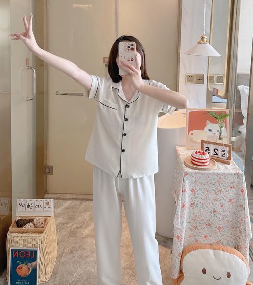 睡衣风裤子怎么搭配