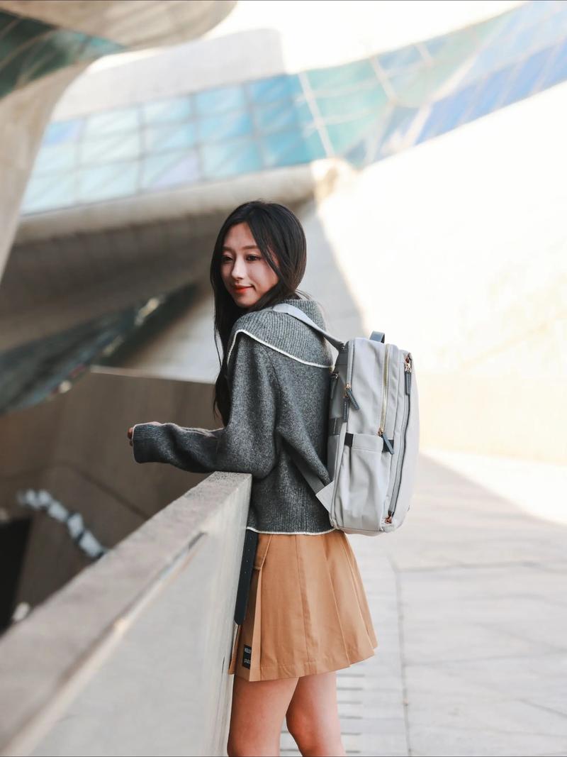 双肩包可以怎么搭配衣服图片