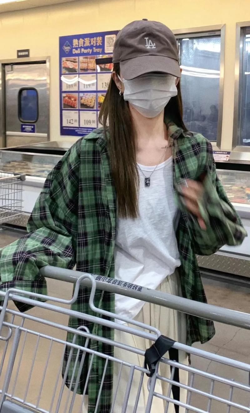 格子衬衫女怎么搭配