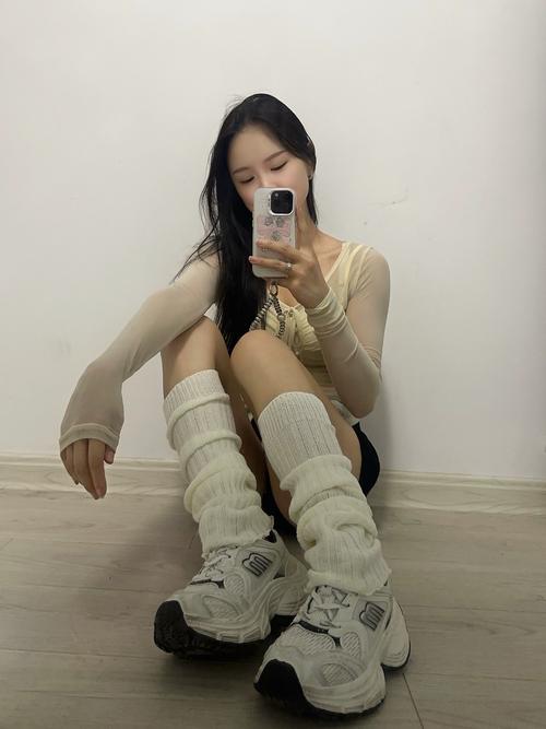 高袜子怎么搭配鞋子图片