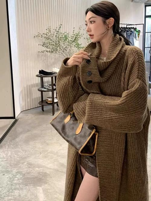 高领长款紧身毛衣怎么搭配什么外套