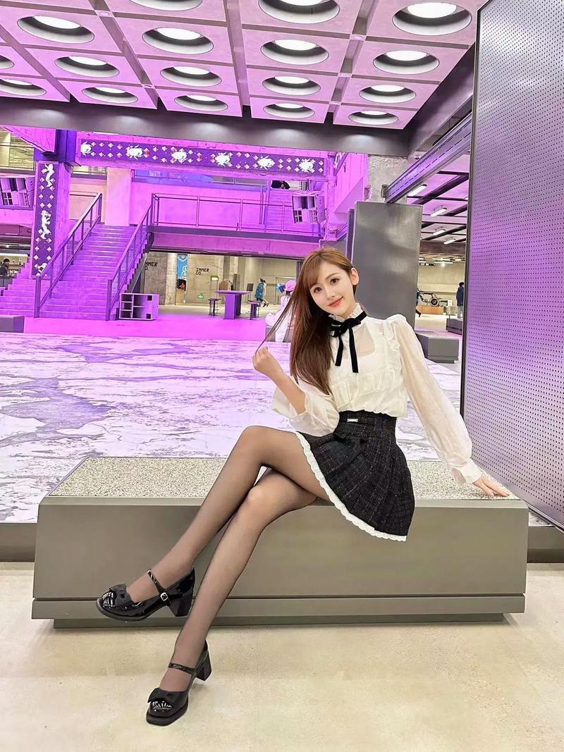 高跟鞋粗跟怎么搭配衣服