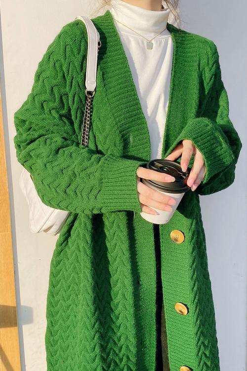 复古大花绿色怎么搭配外套