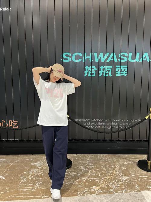 粉t恤白外套怎么搭配什么裤子好看吗