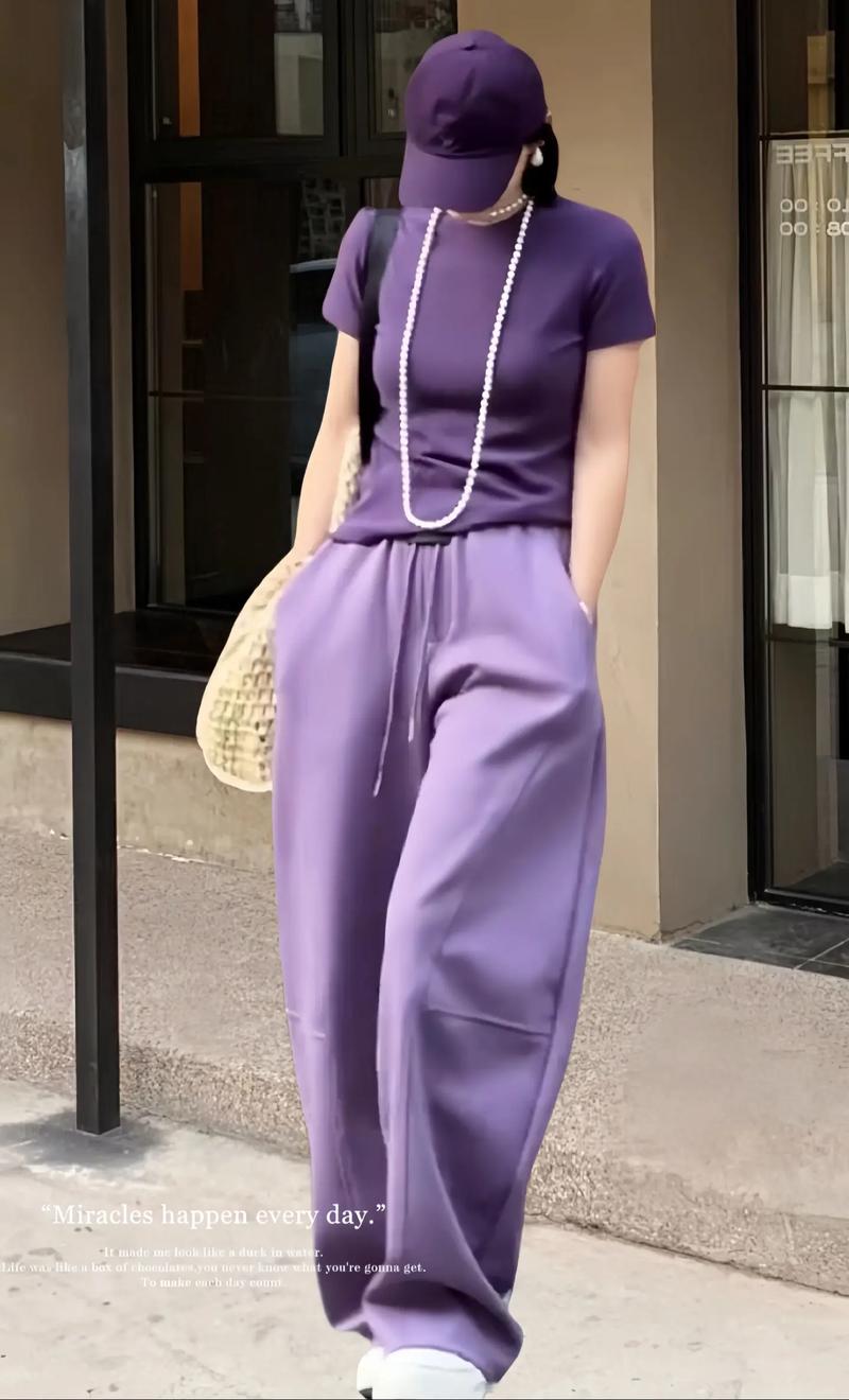 深紫色裤子配什么上衣
