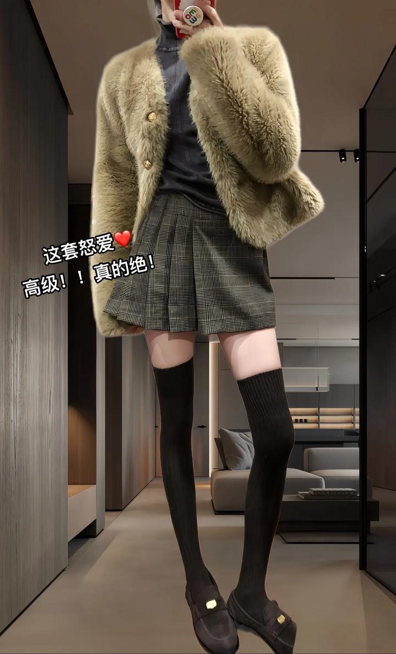 短款连帽皮草怎么搭配什么裙子