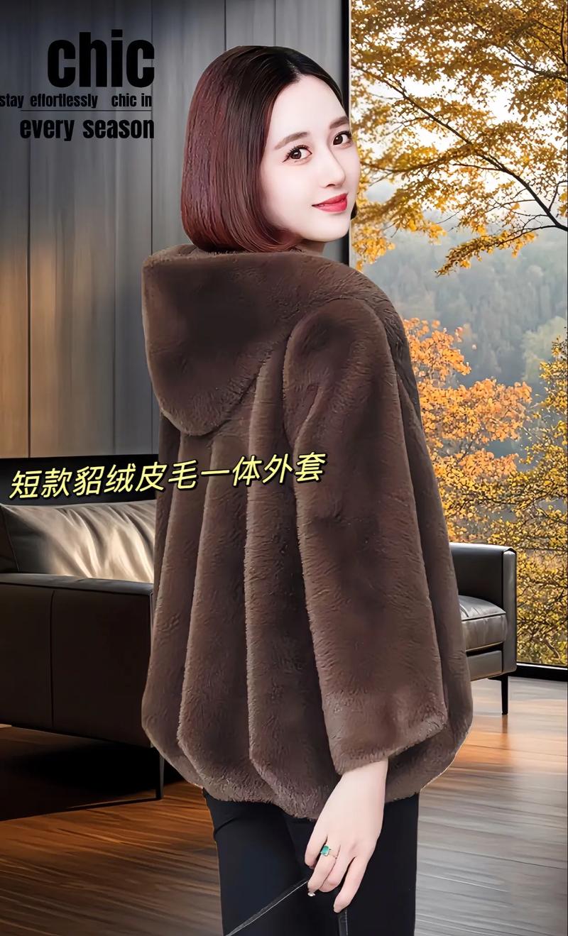 短款连帽皮草怎么搭配