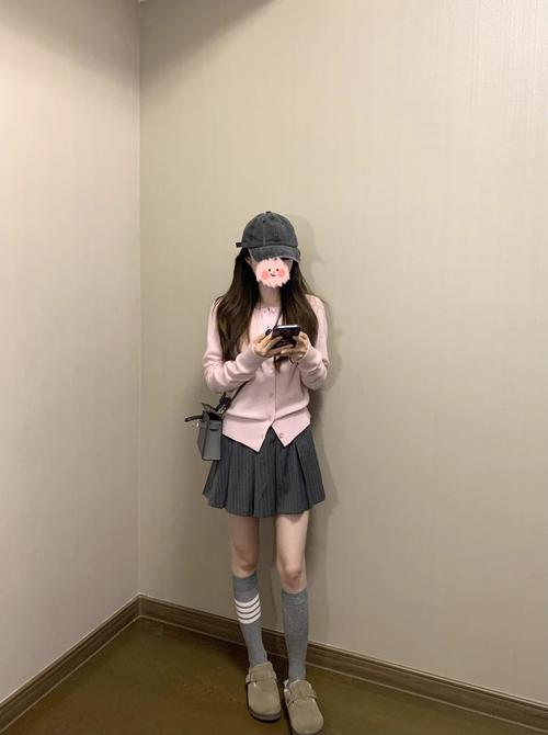 短款粉毛衣怎么搭配什么裤子好看图片欣赏