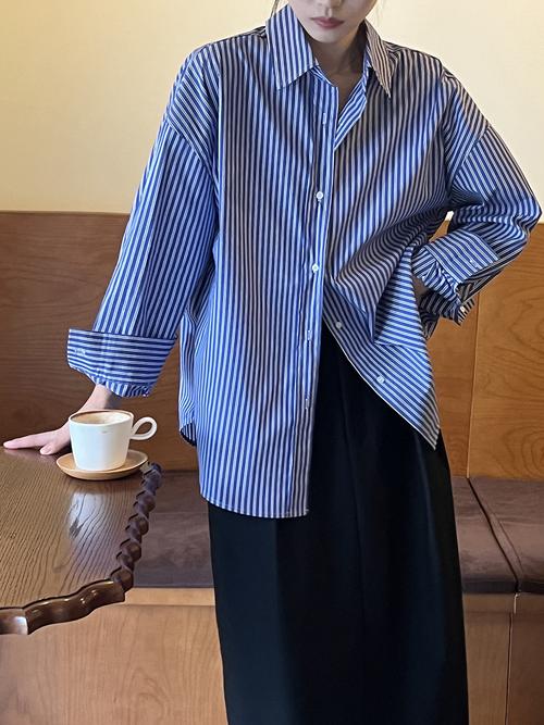 蓝色衣服搭配什么外套