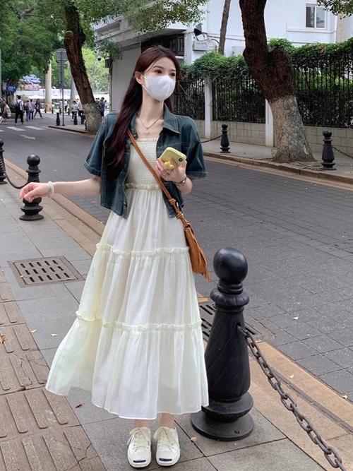 吊带短连衣裙怎么搭配外套