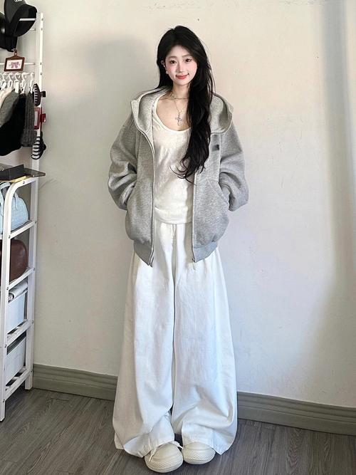穿卫衣外套怎么搭配什么裤子